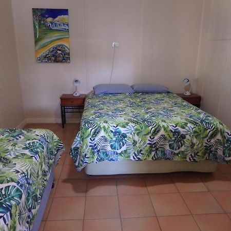 Lazy Lobster Holiday Units & Chalets Port Denison Экстерьер фото