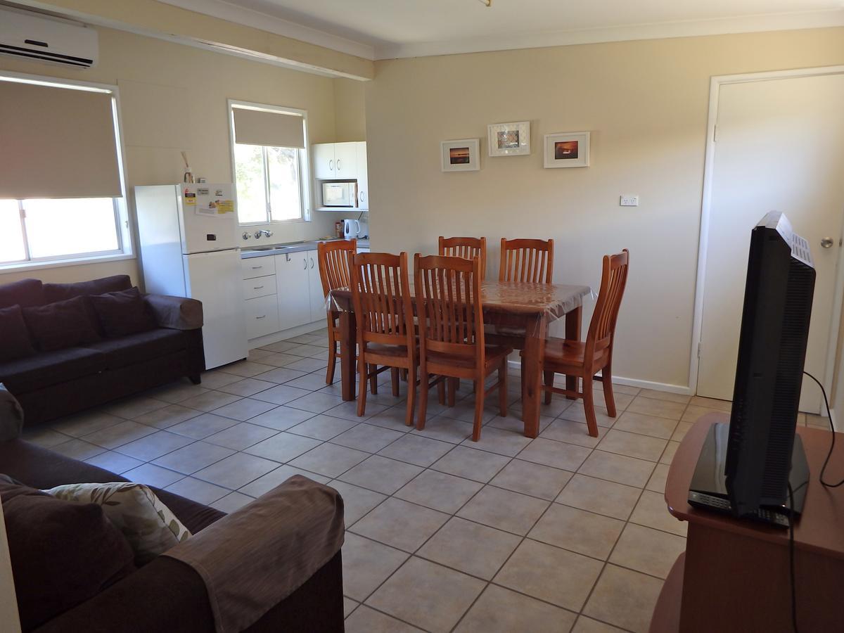 Lazy Lobster Holiday Units & Chalets Port Denison Экстерьер фото