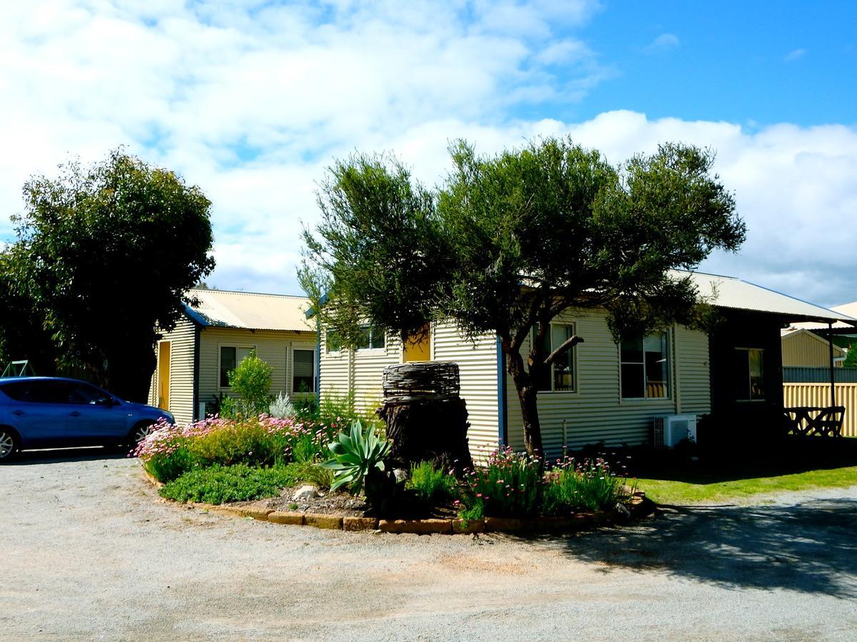 Lazy Lobster Holiday Units & Chalets Port Denison Экстерьер фото