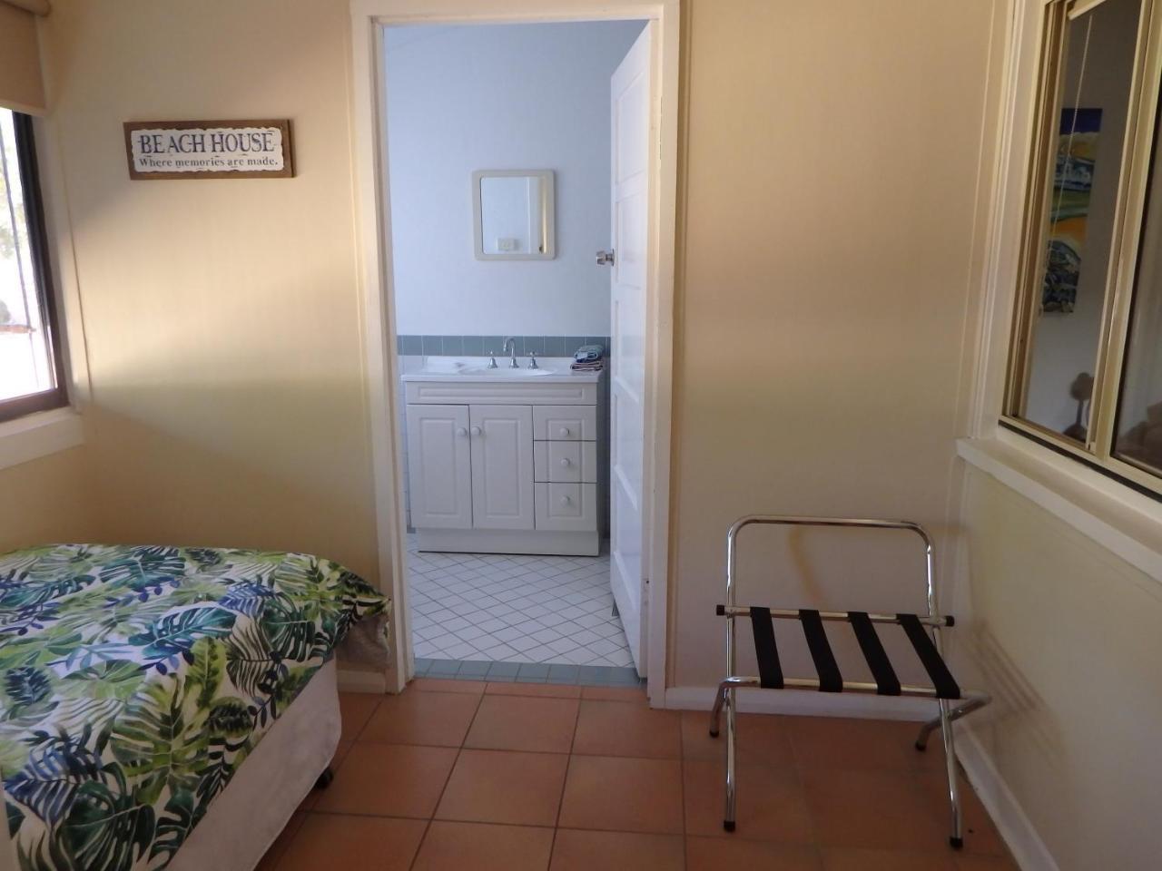 Lazy Lobster Holiday Units & Chalets Port Denison Экстерьер фото